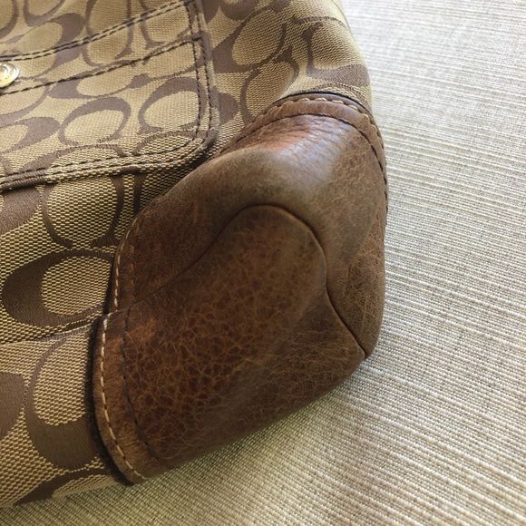 Coach signature Chelsea turnlock hobo purse - Picture 2 of 5